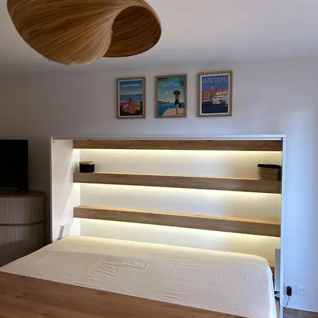 Next To And Center Апартаменти