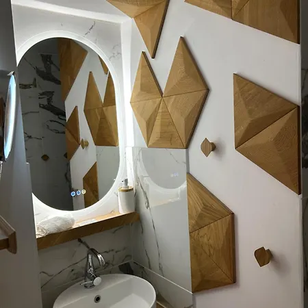 Next To And Center Сен-Тропе